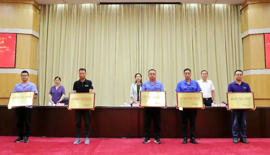 燈塔式人物丨技能大師郎冠軍，照亮萬馬高壓事業(yè)